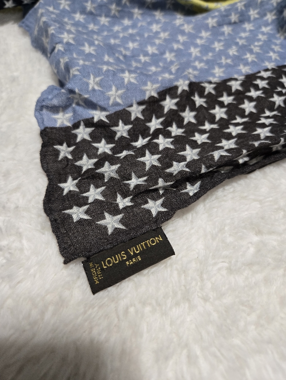 🔥 Louis Vuitton Monogram Stars Printed Scarf EXCELLENT CONDITION 🔥 - Picture 4 of 6